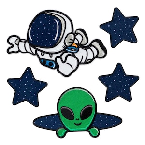 Peut inclure: Cinq patchs thermocollants représentant un astronaute, un extraterrestre vert et trois étoiles. L'astronaute porte une combinaison spatiale blanche avec un casque bleu et flotte dans l'espace. L'extraterrestre est vert avec des yeux noirs et porte une combinaison spatiale bleue. Les étoiles sont bleues avec des contours blancs.