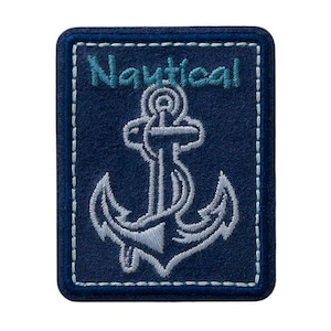 Könnte beinhalten: Ein blauer Stoff-Patch mit weißen Nähten an den Rändern. Der Patch zeigt einen weißen gestickten Anker mit dem Wort "Nautical" in blauer Stickerei darüber.