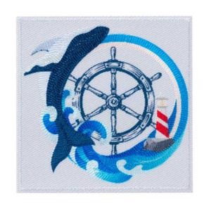 Könnte beinhalten: Gestickter Aufnäher mit maritimem Thema. Er zeigt einen dunkelblauen Wal, ein Steuerrad und einen Leuchtturm auf weißem Hintergrund. Das Design beinhaltet blaue und weiße Wellen. Der Aufnäher ist quadratisch.
