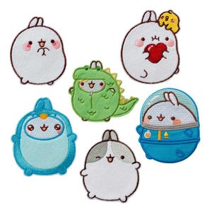 Può includere: Un set di sei toppe ricamate con personaggi dei cartoni animati. I disegni includono un coniglio bianco, un coniglio che tiene un cuore rosso con un pulcino giallo, un costume da dinosauro verde, un costume da pinguino blu, un coniglio grigio e bianco.