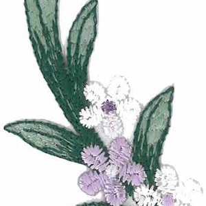 Op de afbeelding: Een delicaat geborduurd bloemenmotief met witte en paarse bloemen en groene bladeren. Dit ontwerp is perfect om kleding, accessoires of woonaccessoires een vleugje elegantie te geven.