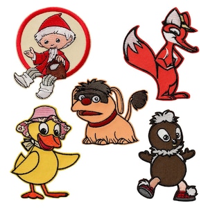 Può includere: Cinque toppe ricamate da stirare con personaggi dei cartoni animati. I personaggi includono una volpe rossa, un uccello marrone, un'anatra gialla, un cane marrone e uno gnomo in costume rosso.