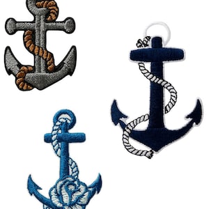 Könnte beinhalten: Set aus vier gestickten Anker-Patches. Zwei sind marineblau mit weißen Seildetails, einer ist grau mit braunen Seildetails und einer ist blau mit einem weißen Seil und einer weißen Blume.
