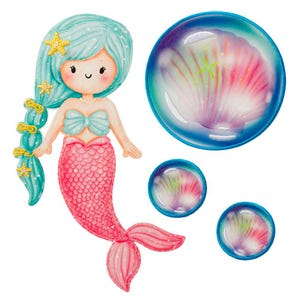 Può includere: Una sirena con lunghi capelli turchesi e una coda rosa, circondata da tre conchiglie blu e bianche. La sirena indossa un reggiseno di conchiglia rosa e una collana d'oro.