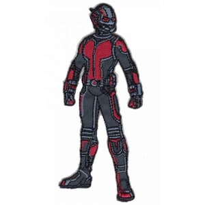 Könnte beinhalten: Ein gestickter Aufnäher mit Ant-Man in seinem rot-schwarzen Anzug. Der Aufnäher ist eine Comic-Illustration des Superhelden, der mit ausgestreckten Armen steht.