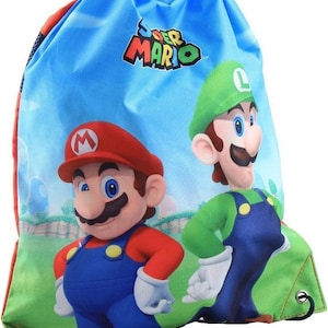 Könnte beinhalten: Eine blaue Kordeltasche mit Super Mario-Motiv. Die Tasche zeigt Bilder von Mario und Luigi, mit dem Super Mario-Logo oben.