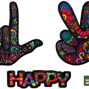 Könnte beinhalten: Drei bunte Bügelbilder mit einem Peace-Zeichen, einem Handzeichen für Liebe und dem Wort "HAPPY" in einer bunten Schrift.