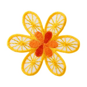 Könnte beinhalten: Eine gelbe gestickte Blume mit orangefarbener Mitte. Die Blume hat fünf Blütenblätter mit weißem Rand und einem Spitzenmuster.