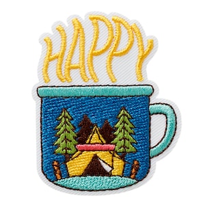 Könnte beinhalten: Gestickter Bügel-Patch mit einer blauen Campingtasse mit einem gelben Zelt, grünen Bäumen und dem Wort "HAPPY" in Gelb über der Tasse.