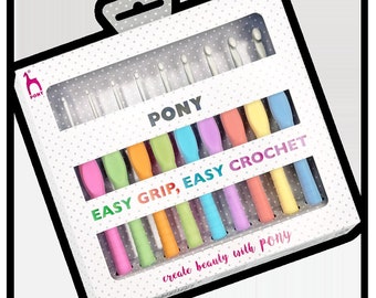 Può includere: Un set di 10 uncinetti colorati in una scatola bianca con il testo "PONY EASY GRIP, EASY CROCHET create beauty with PONY".