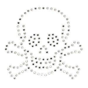 Könnte beinhalten: Ein silbernes Totenkopf- und Knochenkreuz-Design aus Strasssteinen. Der Totenkopf ist mit Strasssteinen umrandet und die Knochenkreuze sind aus Strasssteinen gefertigt.