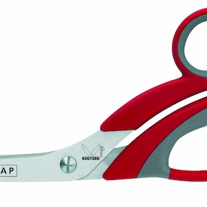 Può includere: Forbici per stoffa rosse e grigie con una lama lunga e curva e un'impugnatura comoda. Le forbici sono etichettate "ZIP ZAP" e "KRETZER".