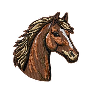 Könnte beinhalten: Gestickter Aufnäher mit einem Pferdekopf im Profil. Der Aufnäher zeigt ein braunes Pferd mit einer hellbraunen und weißen Mähne und einem weißen Streifen im Gesicht. Der Pferdekopf ist mit verschiedenen Braun- und Beigetönen detailliert.
