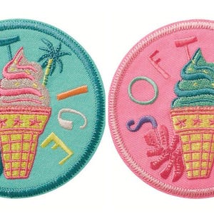 Könnte beinhalten: Zwei runde, gestickte Aufnäher. Einer ist türkis mit einem rosa und weißen Eis, Palmen und dem Wort "ICE". Der andere ist rosa mit einem grünen Eis und dem Wort "ICE".