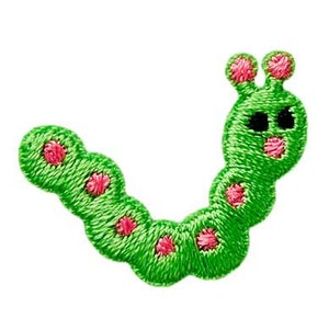 Könnte beinhalten: Grüne gestickte Raupe mit rosa Punkten und einem lächelnden Gesicht.