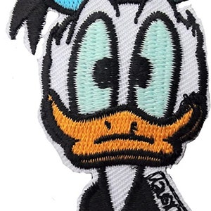 Könnte beinhalten: Ein gestickter Bügelaufkleber mit einem Cartoon-Bild von Donald Duck, der einen blauen Matrosenhut und einen schwarzen Anzug trägt. Der Aufnäher ist weiß mit schwarzen, blauen, orangefarbenen und gelben Stickereien.