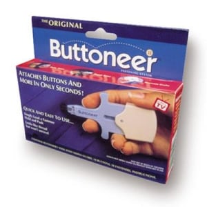 Peut inclure: L'outil de couture Buttoneer original, un appareil en plastique bleu et blanc, est présenté dans la main d'une personne. L'emballage porte le texte "The Original Buttoneer" et "Attaches Buttons and More in Only Seconds!"