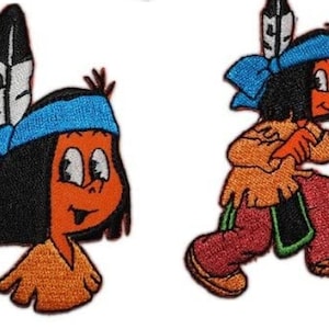 Peut inclure: Deux patchs brodés représentant un personnage de dessin animé amérindien. Un patch montre la tête du personnage avec un bandeau bleu et une coiffe à plumes. L'autre patch montre le personnage marchant avec une coiffe à plumes et un bandeau bleu.