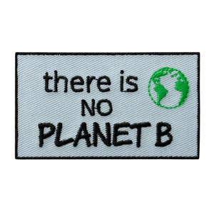Könnte beinhalten: Ein hellblauer rechteckiger Patch mit schwarzem gesticktem Text, der "there is no PLANET B" lautet, und einem grünen gestickten Bild der Erde.