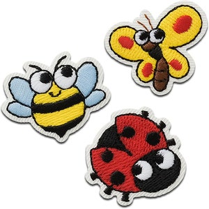 Könnte beinhalten: Drei gestickte Bügelbilder mit einer Biene, einem Marienkäfer und einem Schmetterling. Die Biene ist gelb und schwarz mit blauen Flügeln. Der Marienkäfer ist rot mit schwarzen Punkten. Der Schmetterling ist gelb mit roten Punkten.