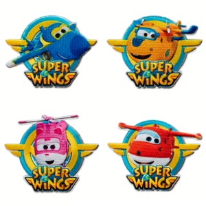 Könnte beinhalten: Vier bunte Super Wings Aufnäher. Jeder Aufnäher zeigt einen anderen Charakter in einem kreisförmigen Design mit den Worten "Super Wings" in Gold. Die Charaktere sind ein blaues Flugzeug, ein orangefarbenes Flugzeug, ein rosa Hubschrauber und ein rotes Flugzeug.