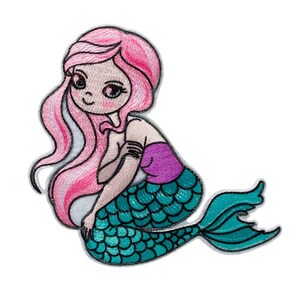 Puede incluir: Parche bordado para planchar de una sirena con el pelo rosa, cola turquesa y top morado.