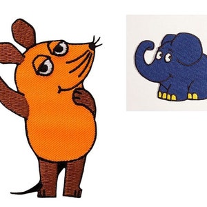 Könnte beinhalten: Eine orangefarbene Maus mit braunen Ohren und einem braunen Schwanz schaut zu einem blauen Elefanten mit gelben Füßen auf. Der Elefant hat einen eingerollten Rüssel und schaut nach links.