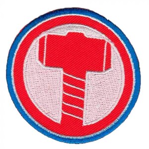 Könnte beinhalten: Roter, weißer und blauer gestickter Aufnäher mit einem roten Hammer in der Mitte. Der Hammer hat einen weißen Stiel mit roten Streifen.