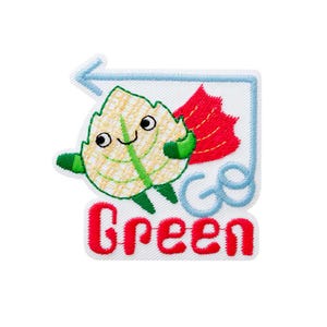 Puede incluir: Parche bordado con un personaje de hoja sonriente con una capa roja, brazos y piernas verdes, y las palabras "Go Green" en rojo. El parche tiene un fondo blanco con una flecha y un borde azules.