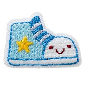 Könnte beinhalten: Ein gestickter Bügelaufkleber mit einem lächelnden blauen und weißen Turnschuh mit einem gelben Stern.