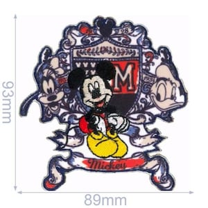 Op de afbeelding: Een kleurrijk geborduurd patch met Mickey Mouse, Donald Duck en Goofy. De patch heeft de vorm van een wapenschild met een blauwe en witte achtergrond. De tekst "Mickey" staat op een rood lint aan de onderkant van de patch. De patch is 8,9 cm bij 8,9 cm.