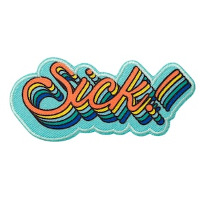 Könnte beinhalten: Ein blauer und türkisfarbener gestickter Aufnäher mit dem Wort "Sick!" in einer regenbogenfarbenen Schrift.