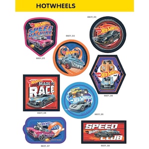 Könnte beinhalten: Acht bunte Hot Wheels-Aufkleber mit verschiedenen Autodesigns und Logos. Die Aufkleber beinhalten "Speed Machine", "Made to Race", "Speed Club" und andere Designs.