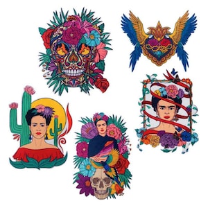 Könnte beinhalten: Eine Sammlung farbenfroher, künstlerischer Illustrationen mit Totenkopf-Zuckerschädeln, Frida Kahlo-Porträts und einem Herz mit Flügeln. Die Designs beinhalten lebendige Blumen, Kakteen und einen Papagei, alles vor weißem Hintergrund.
