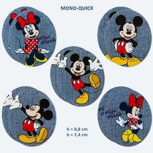 Peut inclure: Six dessous-de-verre ronds en denim avec des images de Mickey Mouse et Minnie Mouse en dessin animé. Les dessous-de-verre mesurent 8,8 cm de diamètre et 7,4 cm de hauteur. Les dessous-de-verre sont bleus avec des coutures blanches et présentent le texte "Miss Minnie".