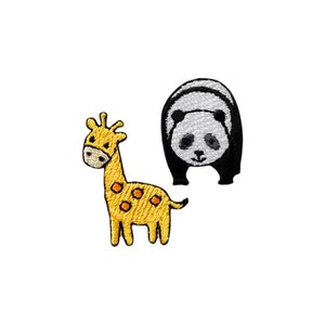 Puede incluir: Un conjunto de dos parches bordados para planchar que representan un panda blanco y negro y una jirafa amarilla.