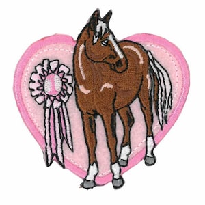 以下が含まれることがあります： ピンクのハートの中に、白い流星と尾を持つ茶色の馬が刺繍されたパッチ。左側には数字「1」のピンクと白のリボンがあります。衣類や工芸品に最適です。