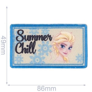 Puede incluir: Un parche bordado azul y blanco con una imagen de Elsa de Frozen. El texto "Summer Chill" está bordado en negro.