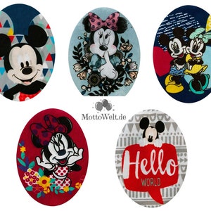 Könnte beinhalten: Fünf verschiedene Stoffdesigns mit Mickey Mouse und Minnie Mouse. Die Designs beinhalten Mickey Mouse und Minnie Mouse mit einem rot-weiß gepunkteten Hintergrund, Mickey Mouse und Minnie Mouse mit einem blau-weißen Hintergrund, Mickey Mouse und Minnie Mouse mit einem grau-weißen Hintergrund, Mickey Mouse und Minnie Mouse mit einem rot-weißen Hintergrund und Mickey Mouse und Minnie Mouse mit einem grau-weißen Hintergrund.