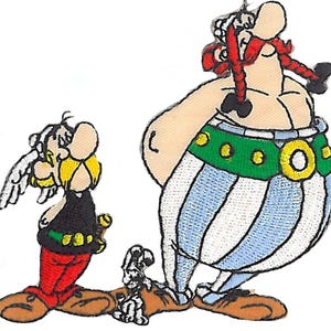 Könnte beinhalten: Ein gestickter Aufnäher mit zwei Comicfiguren aus der Asterix-Reihe. Die größere Figur ist ein großer, muskulöser Mann mit rotem Bart und einer blau-weiß gestreiften Tunika. Die kleinere Figur ist ein kleinerer Mann mit gelbem Bart und einer schwarzen Tunika. Beide Figuren tragen Sandalen.