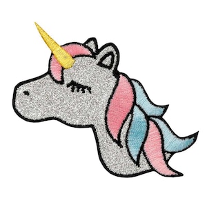 Könnte beinhalten: Ein silbernes Glitzer-Einhorn mit einer rosa und blauen Mähne und einem goldenen Horn. Das Einhorn hat ein geschlossenes Auge und einen schwarzen Umriss.