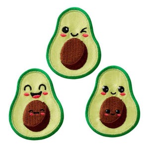 Peut inclure: Trois écussons brodés en forme d'avocat avec des visages souriants. Chaque écusson présente un bord extérieur vert clair, un noyau marron et un visage souriant avec des joues roses. Un avocat fait un clin d'œil.