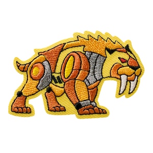 Könnte beinhalten: Ein gestickter Bügelaufkleber mit einem gelben, orangefarbenen und grauen Roboter-Säbelzahntiger mit großen weißen Reißzähnen.