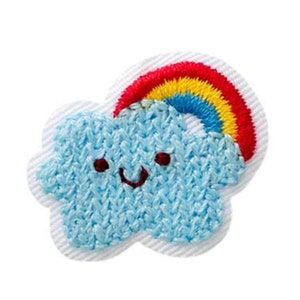 Può includere: Una nuvola blu ricamata con un viso sorridente e un arcobaleno sopra. L'arcobaleno è rosso, arancione, giallo, verde, blu, indaco e viola.