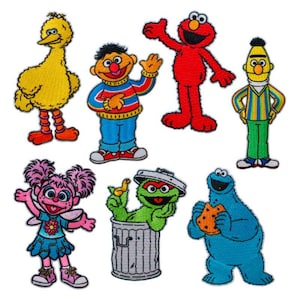 Könnte beinhalten: Ein Set aus sieben bestickten Stoffaufnähern mit Sesame Street-Figuren, darunter ein gelber Vogel, ein rotes Monster, ein blaues Monster mit Keks, ein grünes Monster in einer Mülltonne, eine rosa Fee und zwei menschenähnliche Figuren in Pullovern.