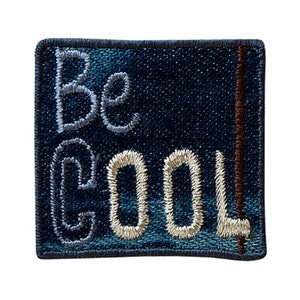 Könnte beinhalten: Ein blauer Jeans-Patch mit weißer und grauer Stickerei, auf dem "Be Cool" steht.