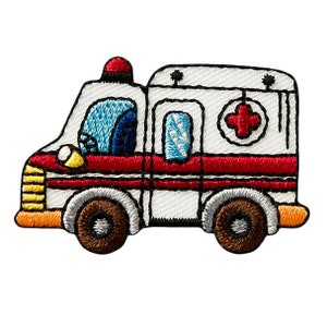 Może przedstawiać: Biało-czerwony kreskówkowy ambulans z czerwonym krzyżem na boku. Ambulans ma niebieską szybę przednią i brązowe koła.