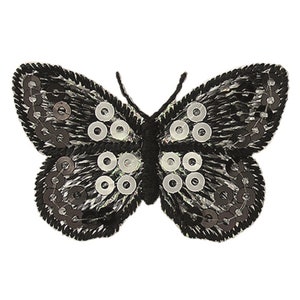 Könnte beinhalten: Schwarze gestickte Schmetterlingsapplikation mit silbernen Pailletten.