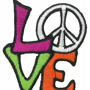 Pode incluir: Um remendo bordado colorido com a palavra "LOVE" em uma fonte estilizada, com um sinal de paz no centro do "O".