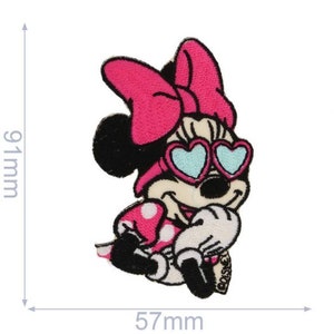 Könnte beinhalten: Rosa-schwarzer gestickter Bügel-Patch mit einem Comic-Charakter, der eine herzförmige Sonnenbrille trägt. Der Charakter hat eine rosa Schleife und ein weißes gepunktetes Kleid. Der Patch misst 5,7 cm x 9,1 cm.